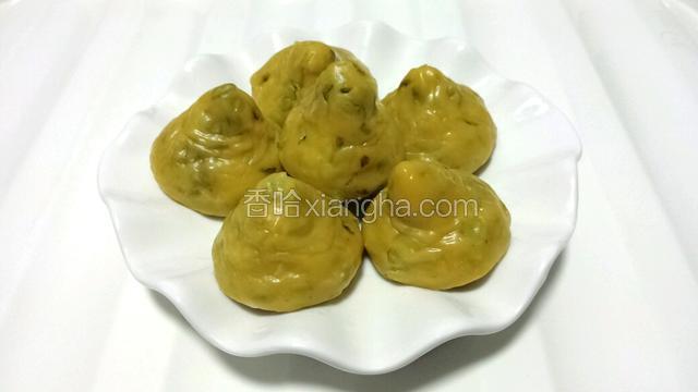 把窝头放入盘中。