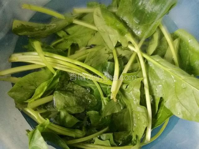 菠菜清水洗净。