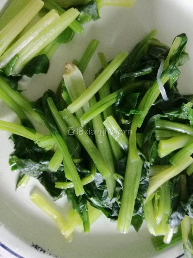 菠菜焯水。