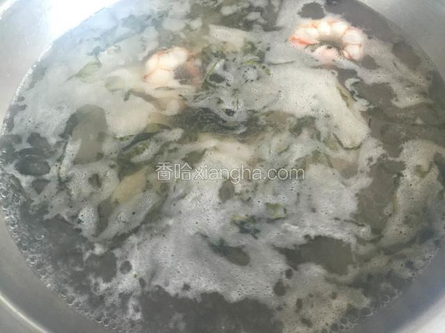 水开后放入馄饨煮熟。