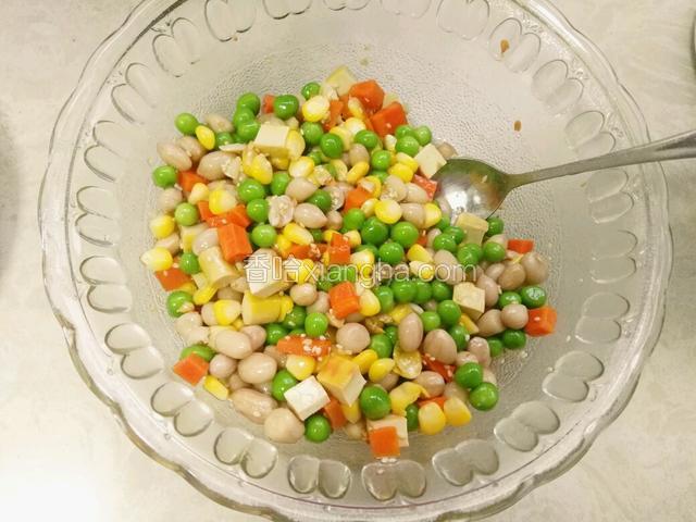 用汤匙搅拌均匀