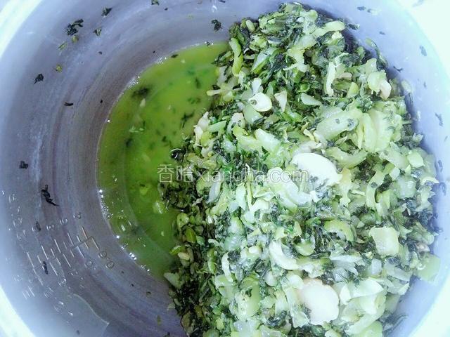 先将瓶子里的菜倒出来拧干，将多余的菜汁倒掉