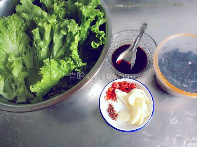 准备食材:生菜提前洗净控水，料汁调好，蒜切片，干红椒切圈