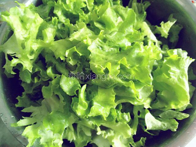 提前用手把生菜撕成小片