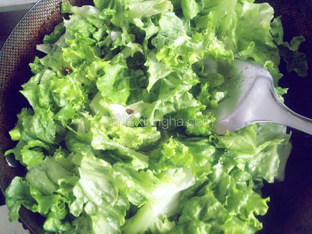 放生菜，生菜用锅的余温翻炒