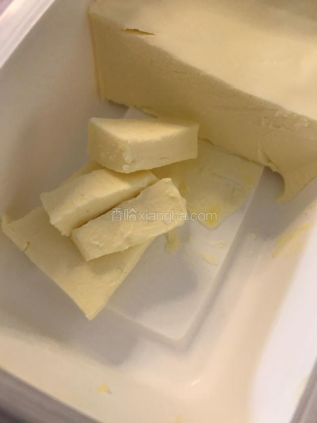 将奶油奶酪切成小条状，不需要让它化开哦