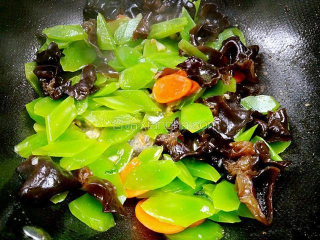 加点点水炒半分钟即可盛出