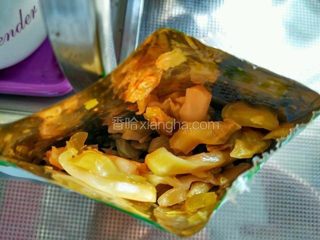 这是袋装原味榨菜丝。