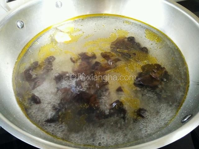 水烧开后放入木耳煮5到10分钟。