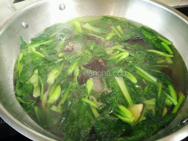 青菜快熟的时候加入适量食盐调味。关火出锅前撒少许白胡椒粉。
