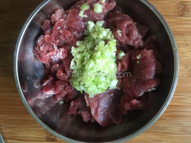 放入葱姜末。