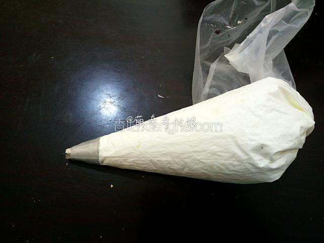 淡奶油160g倒入打蛋盆中，加入16g白糖用电动打蛋器打发到出现明显纹路。装入裱花袋。
裱花袋事先剪个小口装入喜欢的裱花嘴。