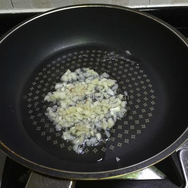 平底锅加热倒进适量山茶油，
把蒜蓉倒进去稍微香煎一下，爆出蒜香味即可，不能煎太久。
