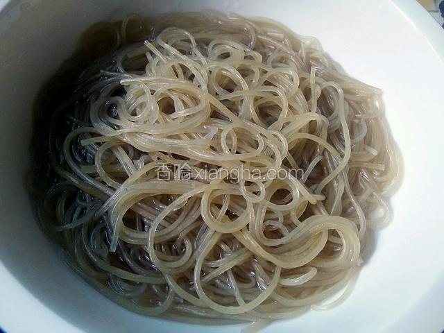 烧开水将上好的红苕粉条泡好，手指能轻轻掐断为易，再过凉水，滤干水份。就这种程度口感最好。