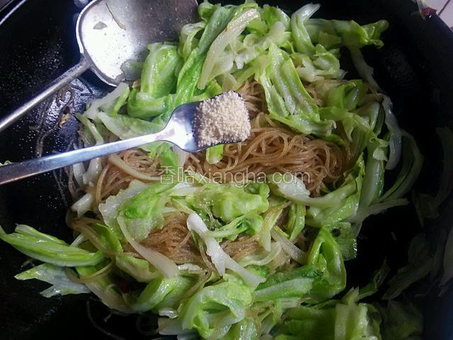 放入适量盐和鸡精，略有盐味即可。