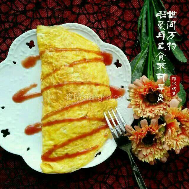 待鸡蛋液稍稍凝固时把炒好的米饭放在蛋皮的一端，把另一端折起盖在米饭上，边缘用筷子压一压封好口！做好之后盛出来放到盘子上，上面再淋一些番茄酱，就可以开动了。
番茄酱不能少 ，这样可以让蛋包饭吃起来不太腻。