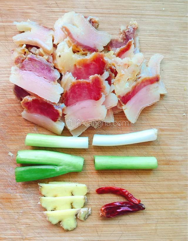 腊肉提前发一个小时后洗净切片，葱切段、姜切片，辣椒壳备用。