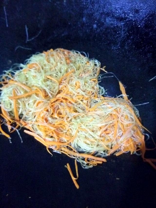 再倒入少许水翻炒几分钟