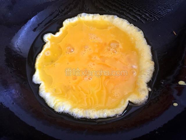 锅内放油烧热后放入打散的鸡蛋液。