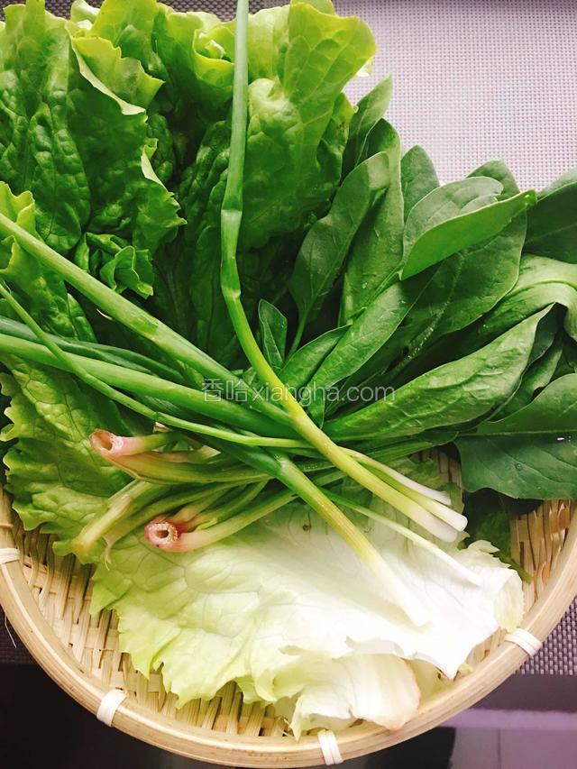 准备食材，生菜去掉菜头比较硬的梗，只留下翠绿的叶子。