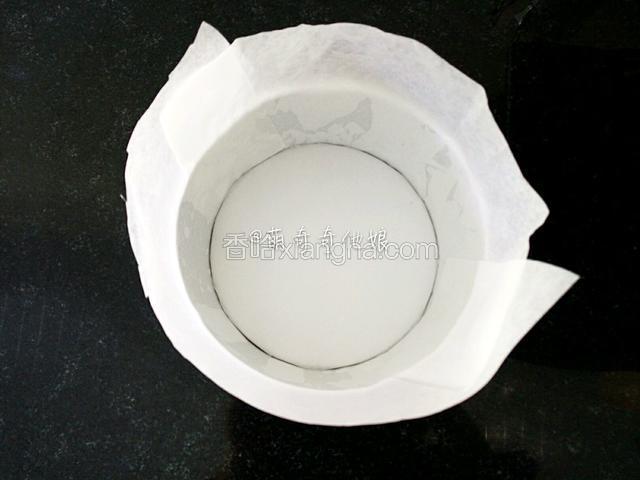 模具事先处理，我是底部包上油纸，周围也围上一圈油纸，模具内壁抹点油方便固定油纸。
如果你的是不粘模具就可以省略此步，或者直接抹点油防粘也是可以的。