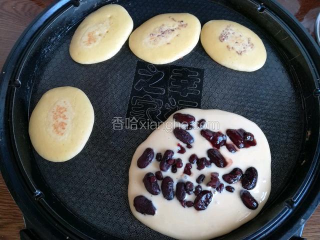 电饼铛涂抹食用油，将面煳倒入，加入红豆。7成熟后.对折，继续加热至熟