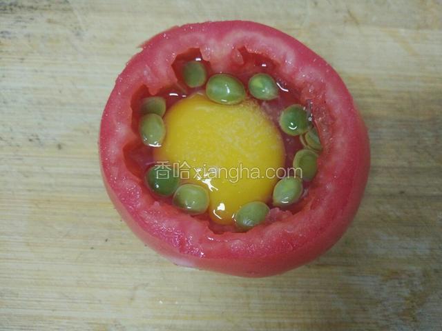打入一个鸡蛋，放少许盐，放入煮熟的青豆