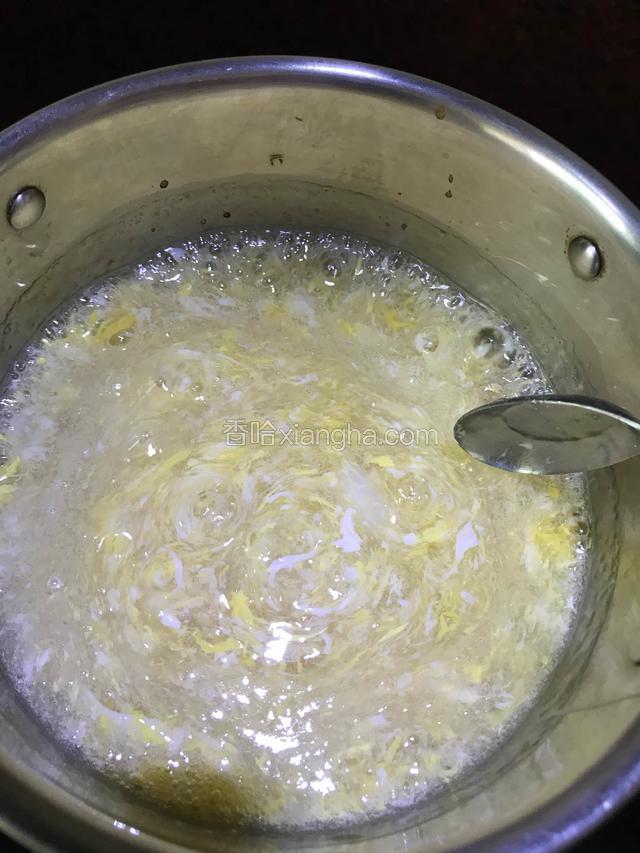 接着打入鸡蛋，也是一边打一边搅拌。