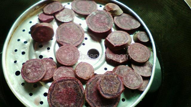 把紫薯放入锅里，蒸6~7分钟