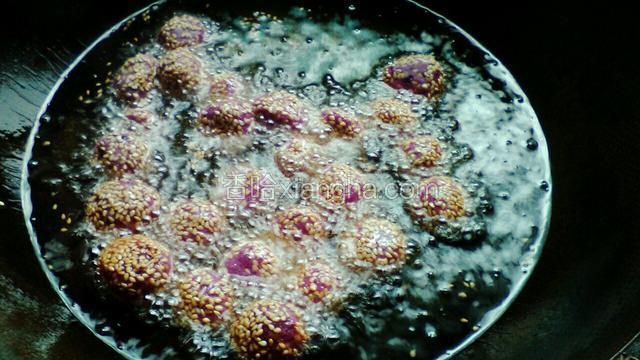 再放入紫薯小麻球炸