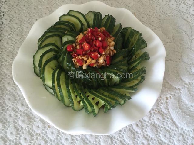 把调好的料汁倒在黄瓜上