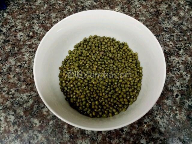 绿豆淘洗干净。
