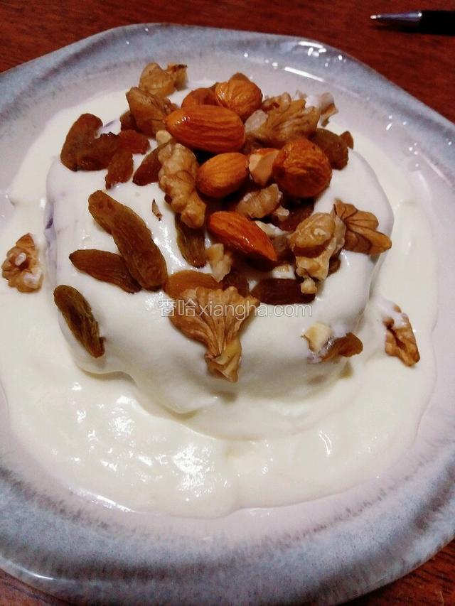 把紫薯泥倒扣盘中 去掉保鲜膜 浇上酸奶 撒上干果