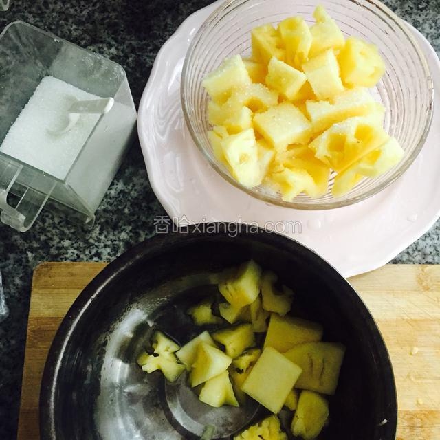 浸泡后 用糖腌制 一层菠萝一层糖 腌制15分钟