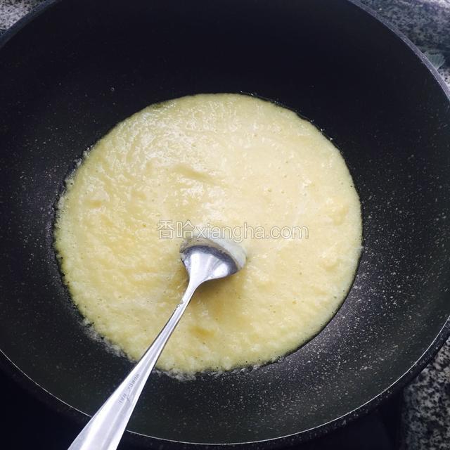 倒入不粘锅 开小火