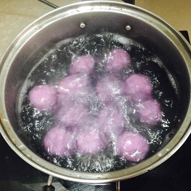 锅中烧开水，下汤圆煮4分钟左右，看到汤圆全部飘在水面就可以捞了。