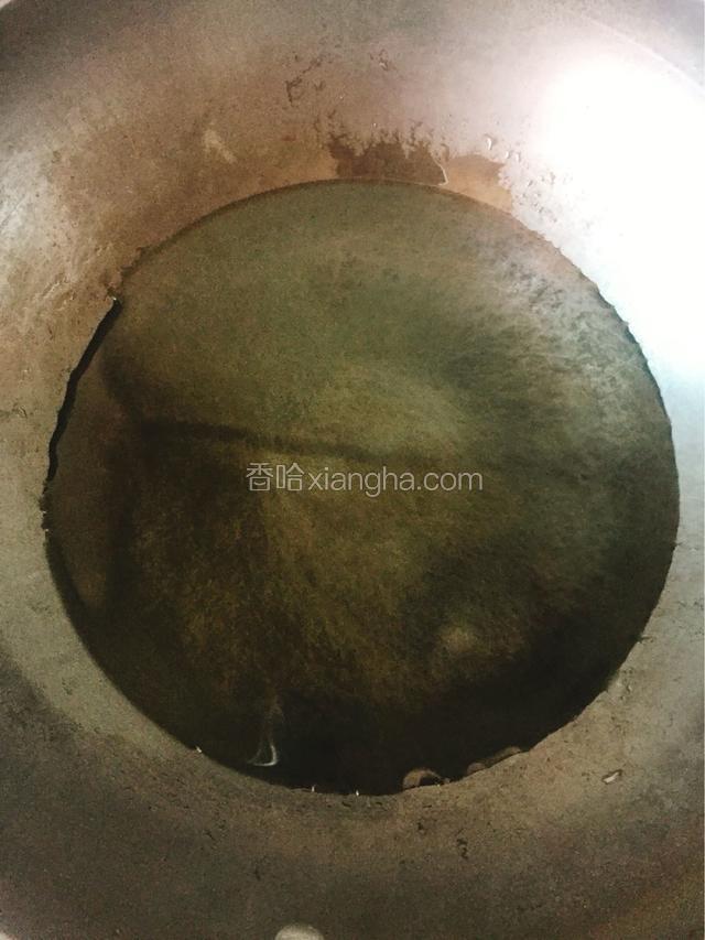 锅中加入适量清水，大火烧开。