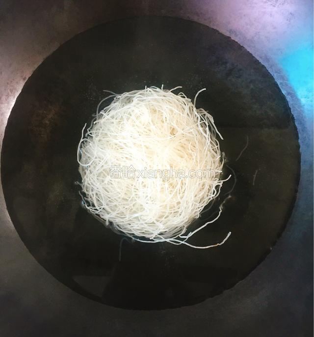 滚开后将粉丝饼放入。