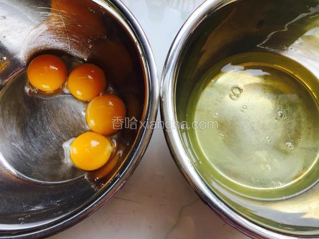把鸡蛋的蛋黄和蛋清分开磕入两个盆里(蛋清的盆必须无油无水)