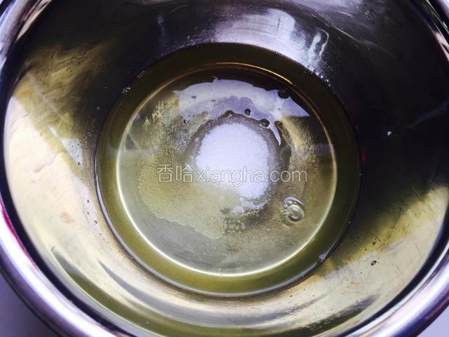 蛋清先加入20克砂糖。