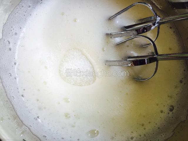 用打蛋器打发到有细小泡沫状再加入20克砂糖继续打发。