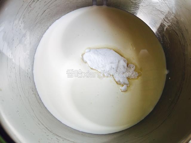 淡奶油加入糖粉用电动打蛋器打发。