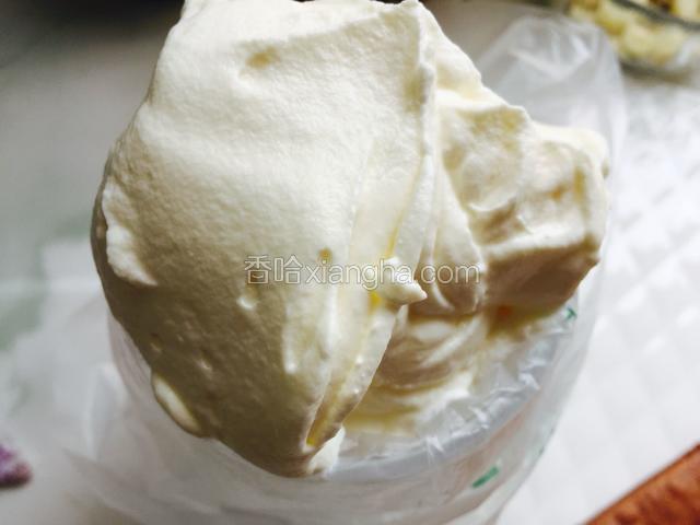 把打发好的淡奶油装入裱花袋里。