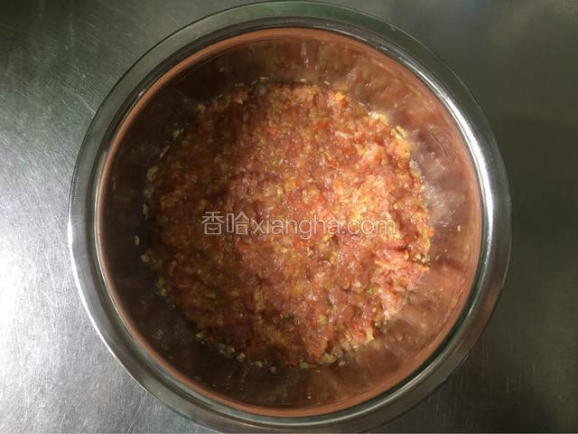 馅料的做法在馄饨的包法里有介绍，这个饺子馅，和馄饨馅有一个不同的就是，在调馅料时稍微加入了点水。