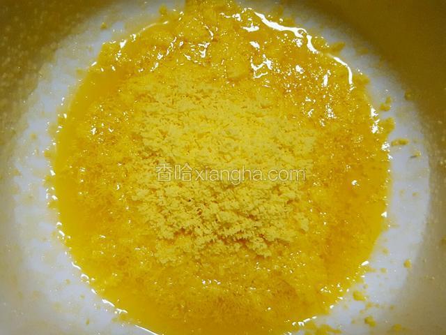 把熟蛋黄过筛加入里面！