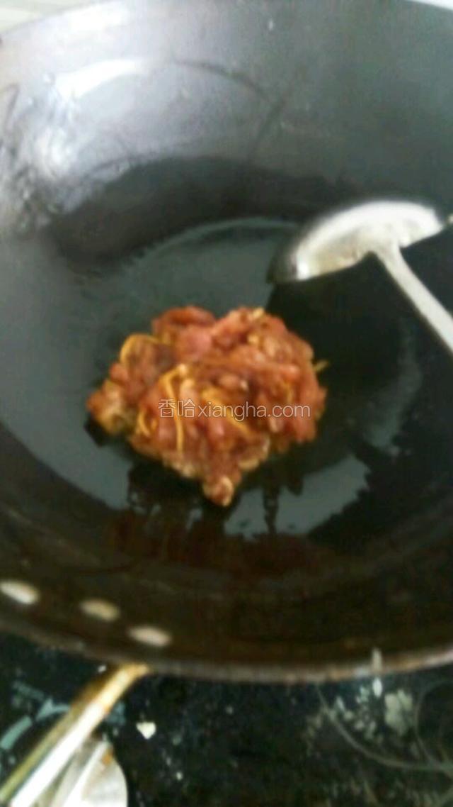 锅内放油开中火放入肉丝！