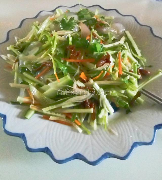 开席时拌匀即可！(尝口：淡了加盐或海鲜酱油)