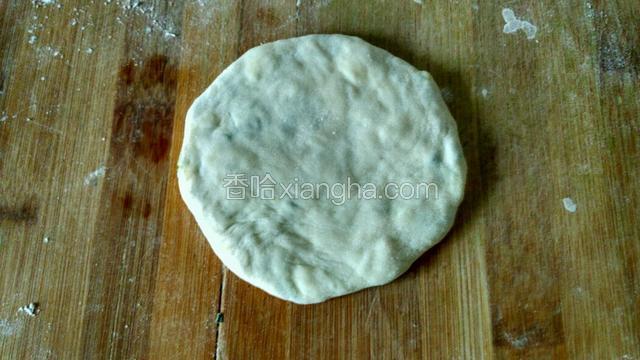 用手按成薄饼