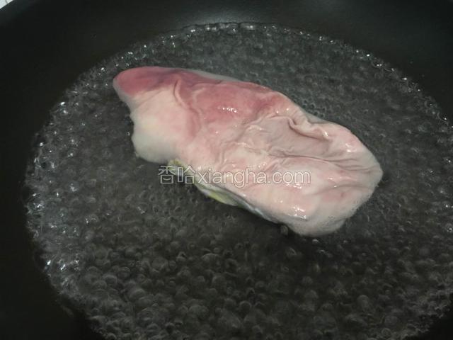 放入猪肚焯下水。