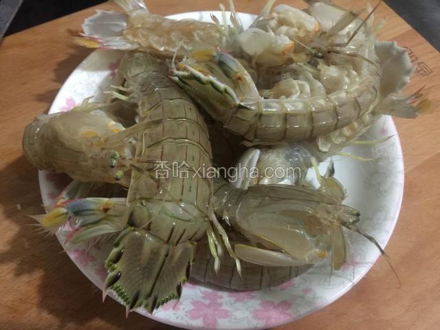 把虾菇清洗干净。